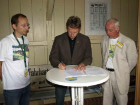 Unterzeichnung des Kooperatinsvertrages mit der SOEG. Im Bild von links 2. Vorsitzender Thomas Irrgang, Geschäftsführer SOEG Ingo Neidhardt, Vorsitzender Michael Kirchner