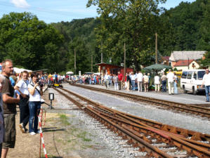 Gesamtübersicht Bahnhof mit teilabgerissener Halle